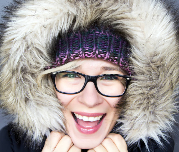 Жінка в зимовому капюшоні
 - Фото, зображення