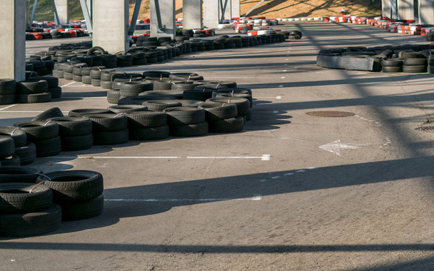 Circuito di go-kart. Piccola pista di karting, corsa di serpenti formata da pneumatici per auto, motorsport per giovani
 - Foto, immagini