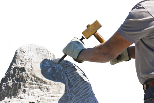 Bildhauer bei der Arbeit mit Hammer und Schutzhandschuhen zu schnitzen - Foto, Bild