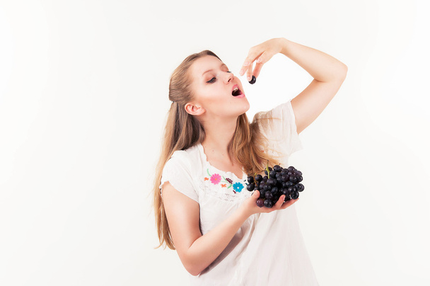 Tyttö syö viinirypäleitä
 - Valokuva, kuva