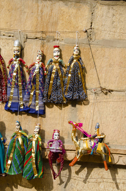 Барвисті Kathputli або ляльки відображаються на стіні, недалеко від Patwon Ki Haveli, Джейсалмер, Раджастан, Індія. - Фото, зображення