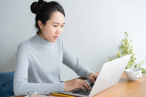 Young asian woman working on laptop in the home office desk. - Zdjęcie, obraz