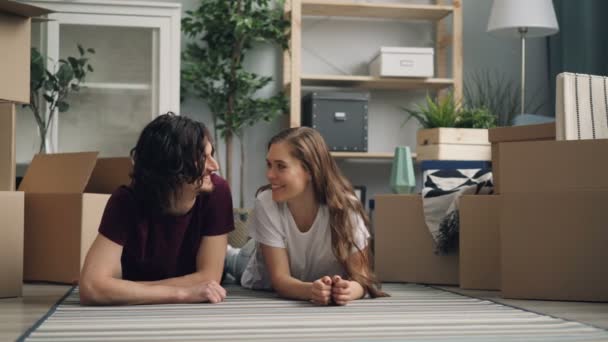 Söpö tyttö antaa avaimet poikaystävä ja suudella muuton jälkeen uuteen taloon
 - Materiaali, video