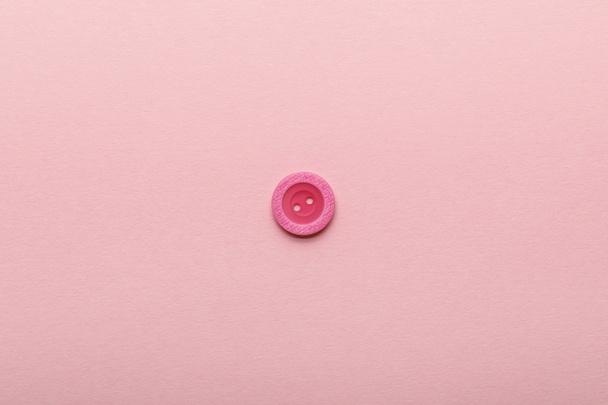 vista superior del botón de ropa aislado en rosa con espacio de copia
 - Foto, Imagen