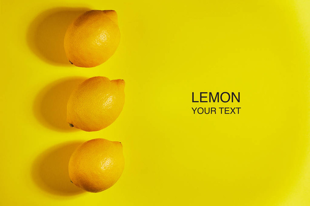 Diseño creativo hecho de limón sobre fondo amarillo. Piso tendido, vista superior, espacio para copiar. Concepto alimenticio
. - Foto, Imagen