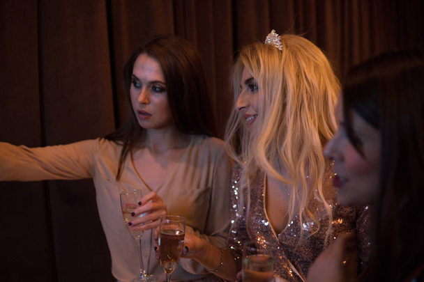 Güzel beyaz kızlar gece kulübünde parti 'de kabarcıklı şampanya içiyor - Fotoğraf, Görsel