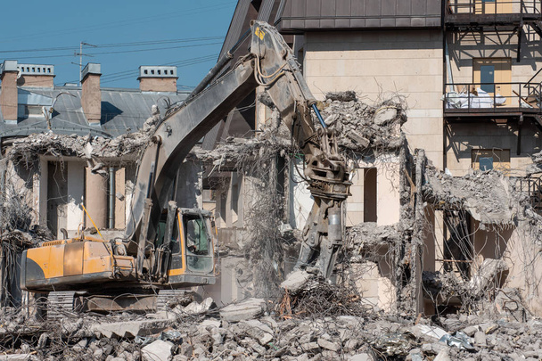 Ev, yıkım kalıntıları demontaj için hidrolik makasları ile Ekskavatör. - Fotoğraf, Görsel