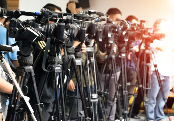 Videokamera nimmt Fernseher und Journalisten auf - Foto, Bild