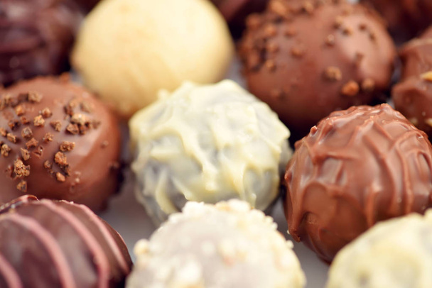 Yakın çekim çikolatalı şekerler. Seçici odak - Fotoğraf, Görsel