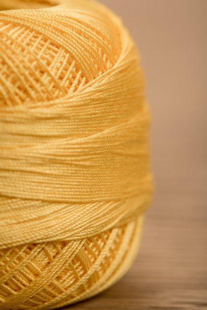 vue rapprochée de boule de tricot en coton jaune
  - Photo, image