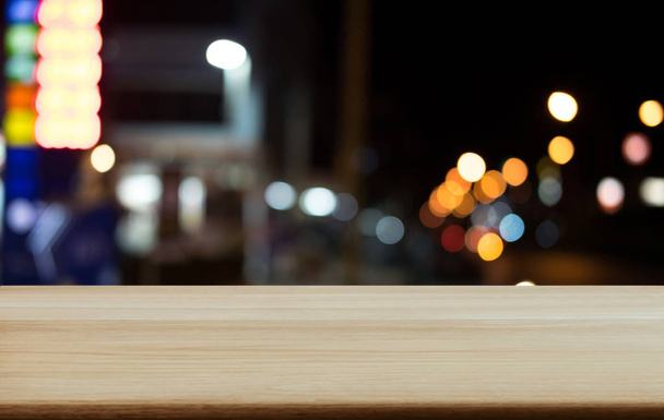 Selectieve lege houten tafel voor abstracte wazig festiv - Foto, afbeelding