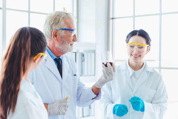 Tiede opettaja ja opiskelijat tiimi työskentelee kemikaalien laboratoriossa - Valokuva, kuva