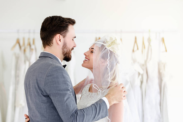Piękny portret modelka ślub para w studio shop - Zdjęcie, obraz