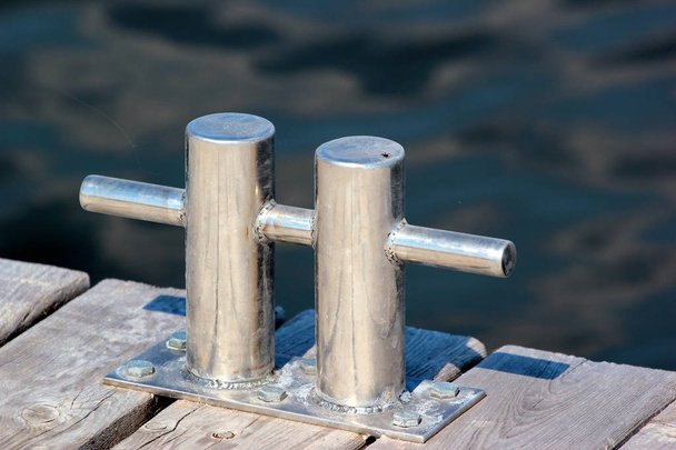 glänzende Metallpoller auf einem Pier - Foto, Bild
