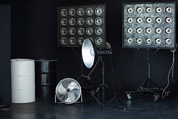 Studio Setup op een zwarte achtergrond, studioflitser, ventilator. - Foto, afbeelding