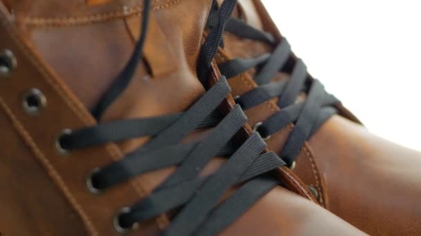 Ludzie moda brązowe skórzane buty - Materiał filmowy, wideo