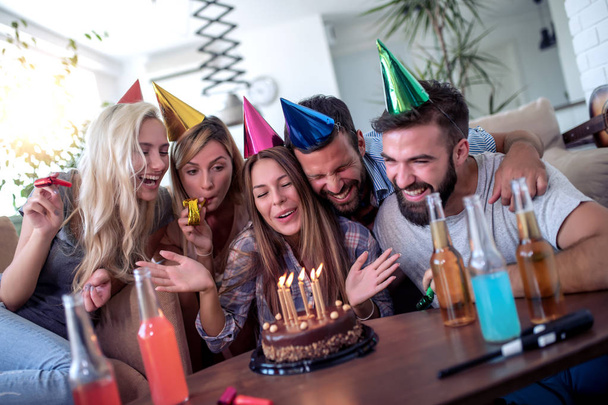 Giovane gruppo di amici felici che festeggiano il compleanno a casa
. - Foto, immagini