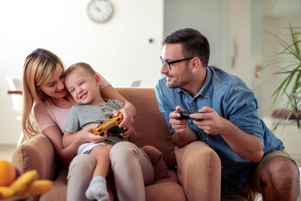 Onnellinen perhe pelaa videopelejä yhdessä
. - Valokuva, kuva