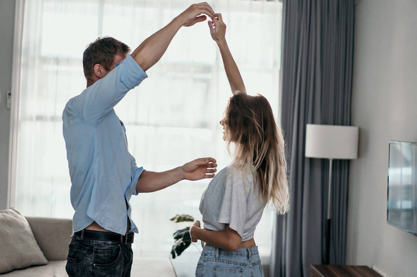 Intimate couple dancing at home - Foto, Bild