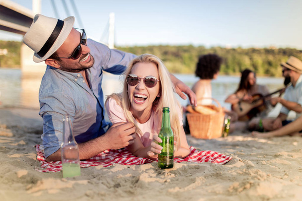 Porträt eines glücklichen Paares am Strand, das Spaß hat. - Foto, Bild