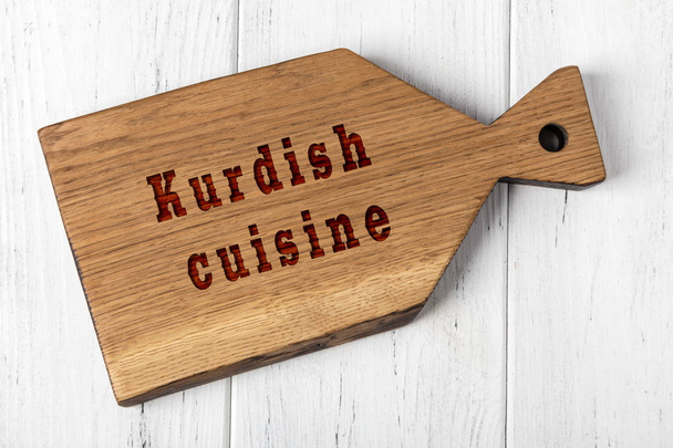 Houten snijplank met opschrift. Concept van de Koerdische keuken - Foto, afbeelding