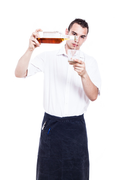 Cameriere versando bicchiere di whisky
 - Foto, immagini