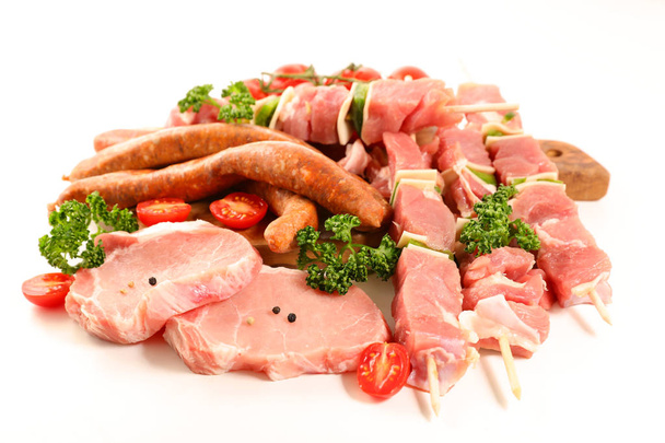 geassorteerde rauw vlees geïsoleerd op witte achtergrond - Foto, afbeelding