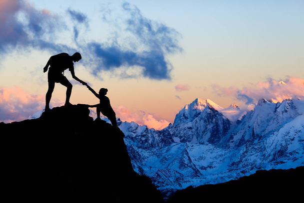 Ομαδικό ζευγάρι με βοήθεια, εμπιστοσύνη στα βουνά - Φωτογραφία, εικόνα