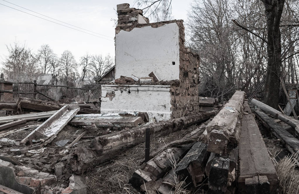 Casa antigua en ruinas en el campo
 - Foto, Imagen