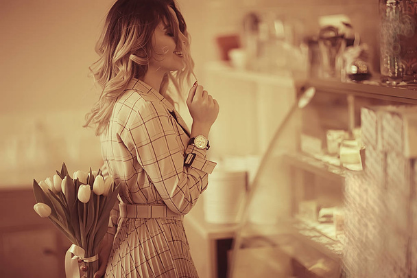 girl with a bouquet of flowers in a cafe / beautiful showcase, diet, happiness, mood - Фото, зображення