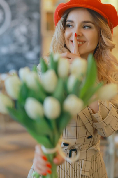 happy girl bouquet of white spring flowers / March bouquet of white flowers, beautiful young model - Fotografie, Obrázek