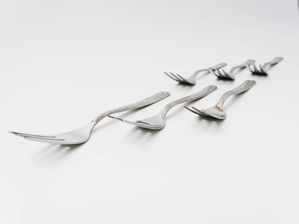 tenedores de cubiertos y cucharas sobre un fondo blanco
 - Foto, Imagen