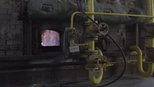 Fogão de ferro aberto na sala da caldeira. Incêndio dentro do forno na fábrica
 - Filmagem, Vídeo