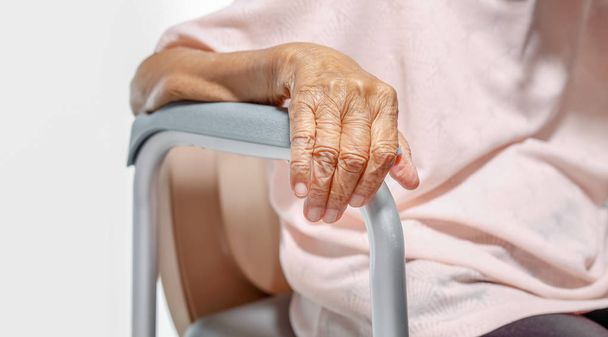 Femme âgée utilisant chaise de siège de toilette mobile
 - Photo, image