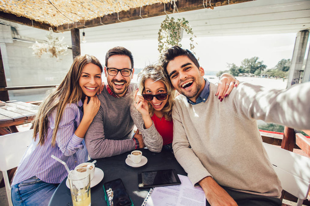 Grupo alegre de amigos que se divierten en la cafetería, hacer foto selfie. - Foto, Imagen