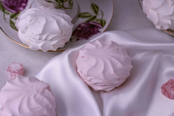 Bir ipek üzerinde yalan Marshmallow ve tatlılar, üst görünümü - Fotoğraf, Görsel