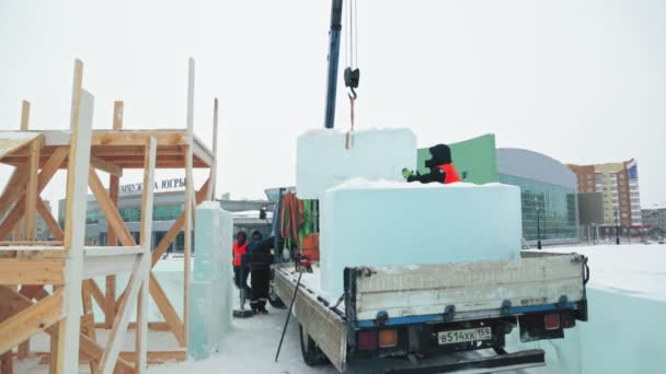 Retrato del instalador en la descarga de bloques de hielo
 - Metraje, vídeo