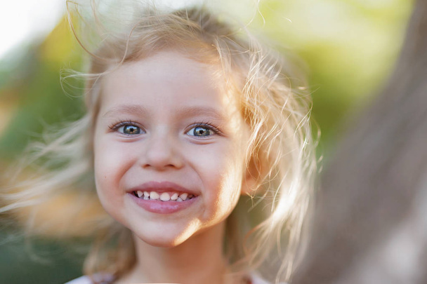 Summer outdoor portrait of beautiful happy child - Foto, Imagen