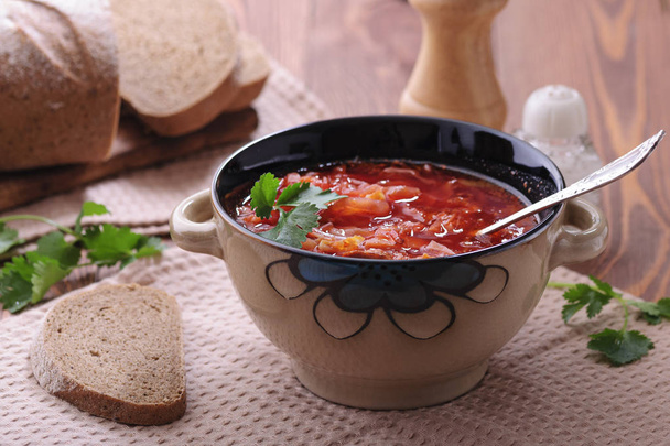 Aromatická polévka s kyselou smetanou a černým chlebem. - Fotografie, Obrázek