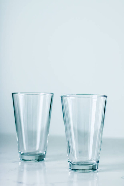 Puhdista tyhjät lasit marmoripöydällä
 - Valokuva, kuva