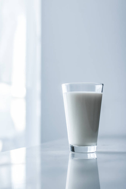 Всемирный день молока, полный стакан на мраморном столе
 - Фото, изображение
