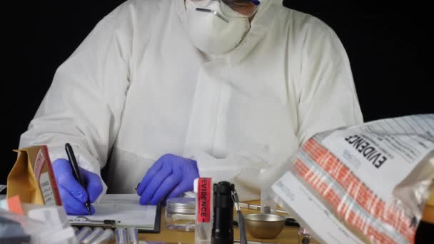 Polícia especialista recolhe amostras em laboratório científico, imagem conceitual
 - Filmagem, Vídeo