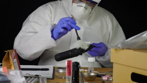Expert Police pobiera próbki w laboratorium naukowym, obraz koncepcyjny - Materiał filmowy, wideo