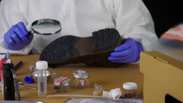 De deskundige politie neemt steekproeven in wetenschappelijk laboratorium, conceptueel beeld - Video