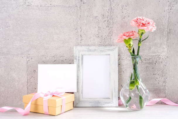 Close up, copy space, mock up, beautiful mothers day event concept handmade giftbox decoration photography, blooming fresh carnations with pink color ribbon isolated on gray wallpaper - Fotoğraf, Görsel