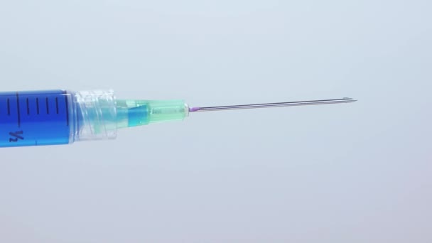 Horizontální injekční stříkačka s modrou tekutinou - Záběry, video