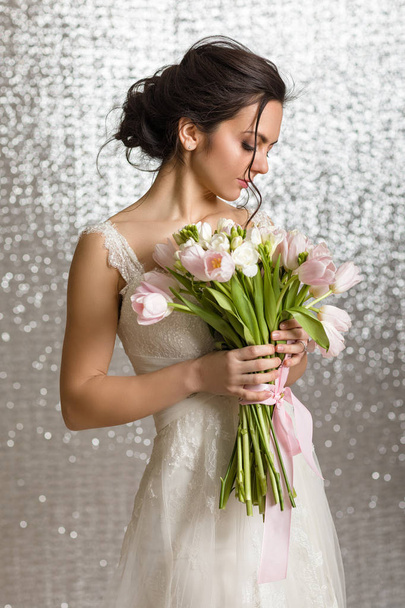 Portrait of beautiful bride with wedding bouquet - Foto, Imagem