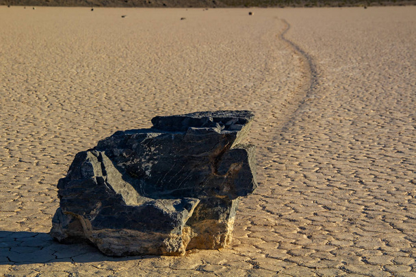 Mover piedras en el hipódromo Playa en Death Valley California con una profundidad de campo
 - Foto, Imagen