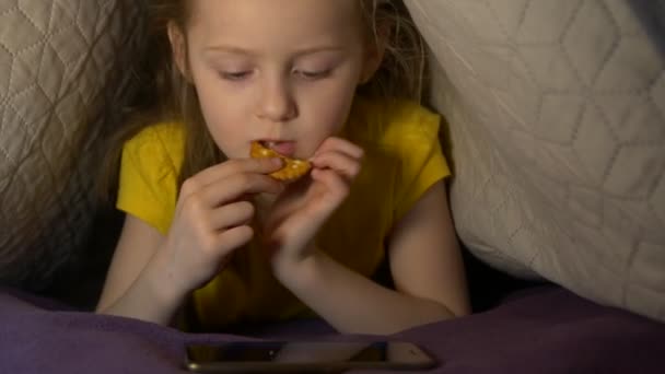 Bambina con telefono e cookie
 - Filmati, video