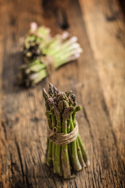 Fresh green asparagus on old oak table - Foto, Bild